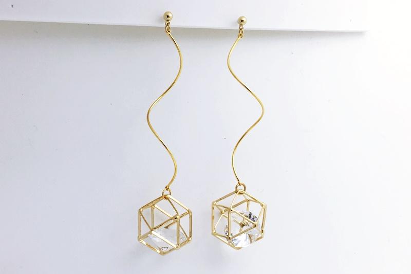 Ozel] Daily Point Glossy Brass Cubic Earrings