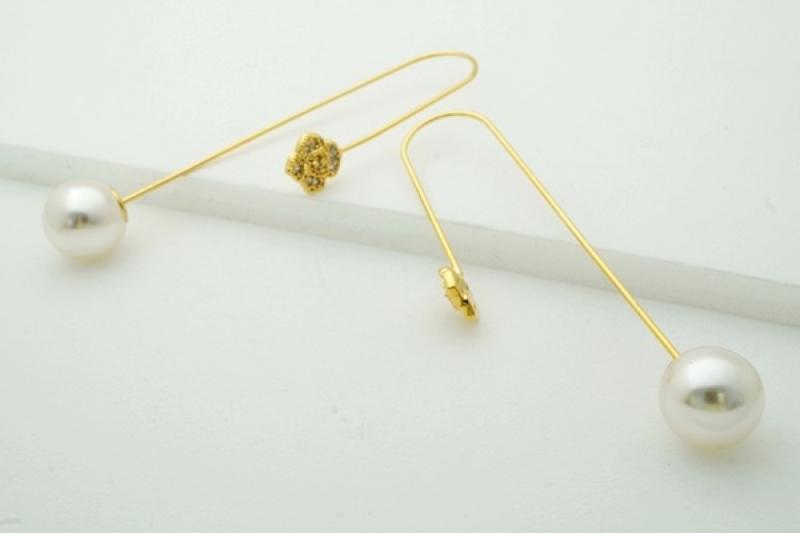 [Ozel] Vintage Vibe Glossy Brass Pearl Cubic Earrings