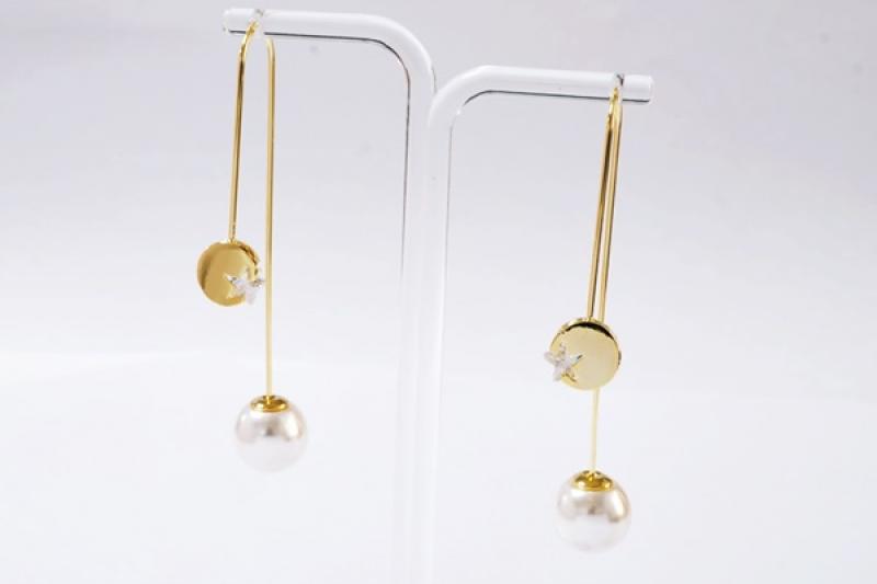 [Ozel] Subtle Charm Glossy Brass Pearl Cubic Earrings