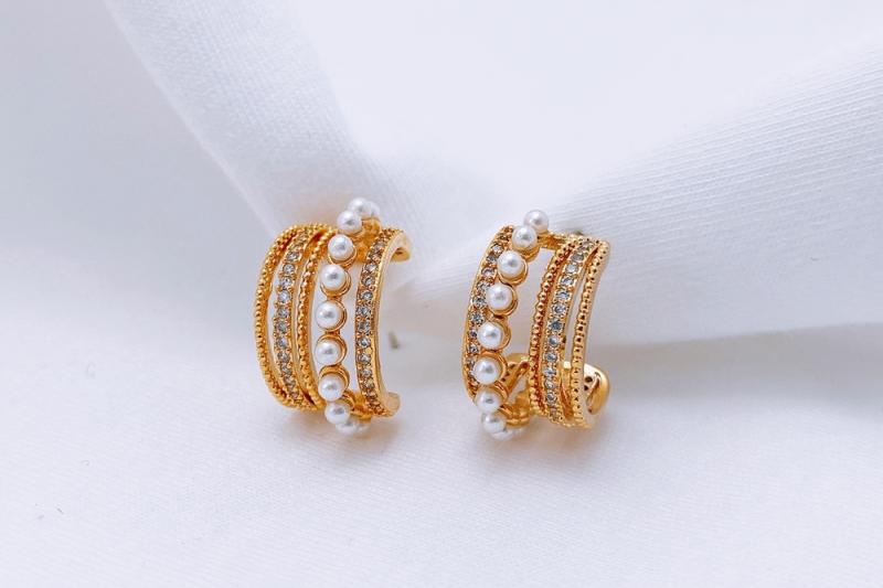 [Ozel] Wedding Guest Look Glossy Acrylic Brass Pearl Cubic Earrings