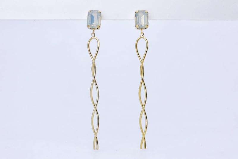 of-Pearl Earrings [Ozel] Unique Mood Glossy Brass Natural Mother-of-Pearl Earrings [Ozel] Modern Classic Natural Mother-of-Pearl Earrings [Ozel] Feminine Asymmetrical Curve Glossy Brass Natural Mother-of-Pearl Earrings