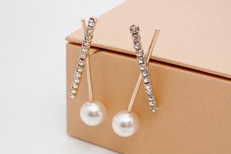 [Ozel] Point Look Glossy Acrylic Brass Pearl Earrings