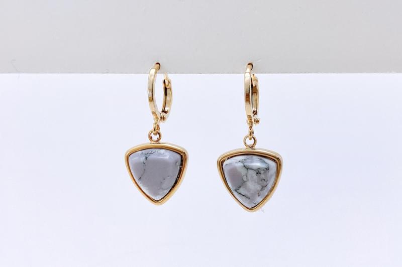 [Ozel] Feminine Glossy Howlite Gemstone Brass Zinc Alloy Earrings