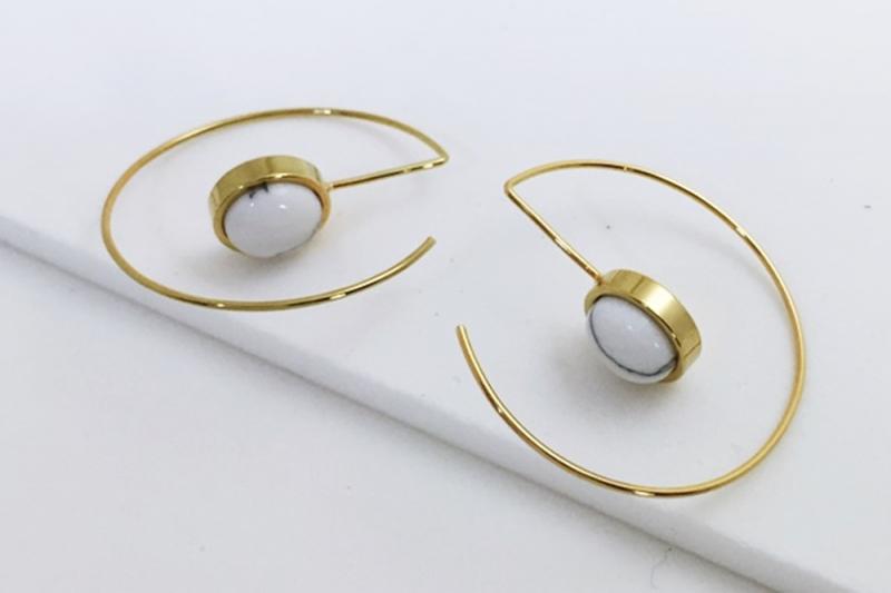 [Ozel] Delicate Fit Glossy Howlite Gemstone Earrings