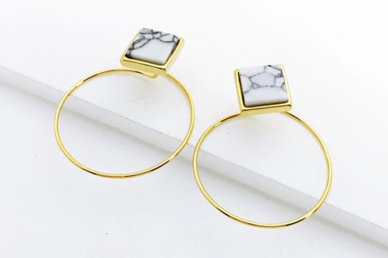 [Ozel] Delicate Fit Glossy Howlite Gemstone Earrings