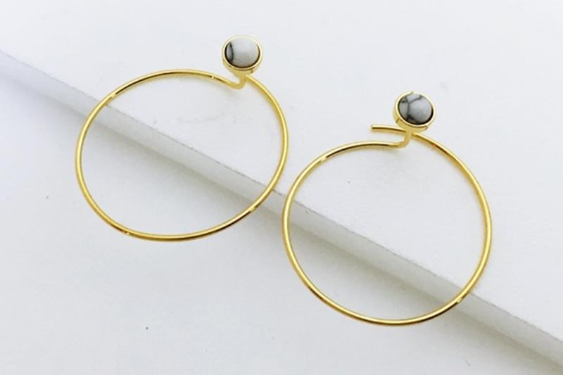 [Ozel] Glossy Howlite Gemstone Earrings with Subtle Charm