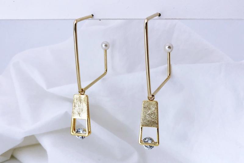 [Ozel] Vintage Vibe Asymmetrical Curve Brass Pearl Cubic Earrings