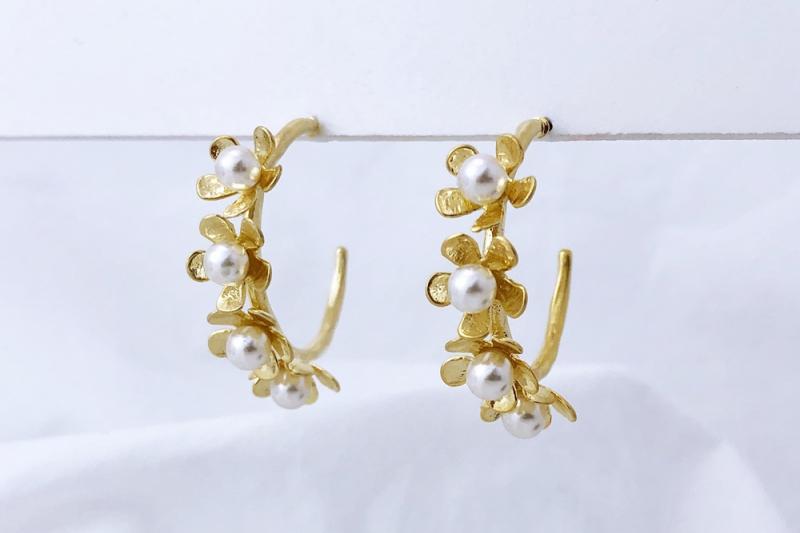 [Ozel] Vintage Vibe Glossy Vintage Plated Acrylic Brass Pearl Earrings