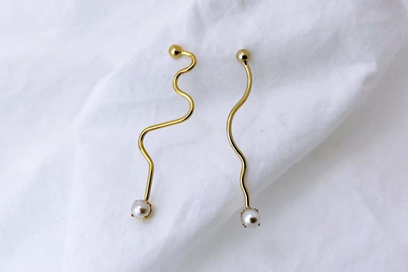[Ozel] Sophisticated Glossy Brass Pearl Earrings