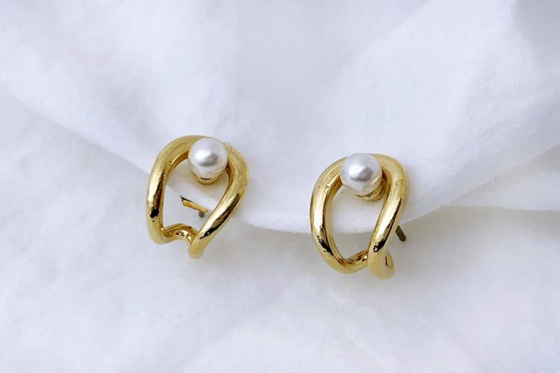[Ozel] Trendy Glossy Acrylic Brass Pearl Earrings