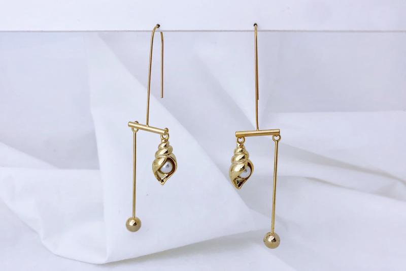 [Ozel] Point Look Glossy Brass Pearl Zinc Alloy Earrings