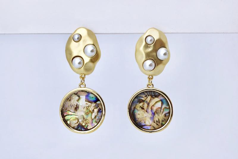 [Ozel] Feminine Glossy Natural Abalone Shell Acrylic Pearl Zinc Alloy Earrings