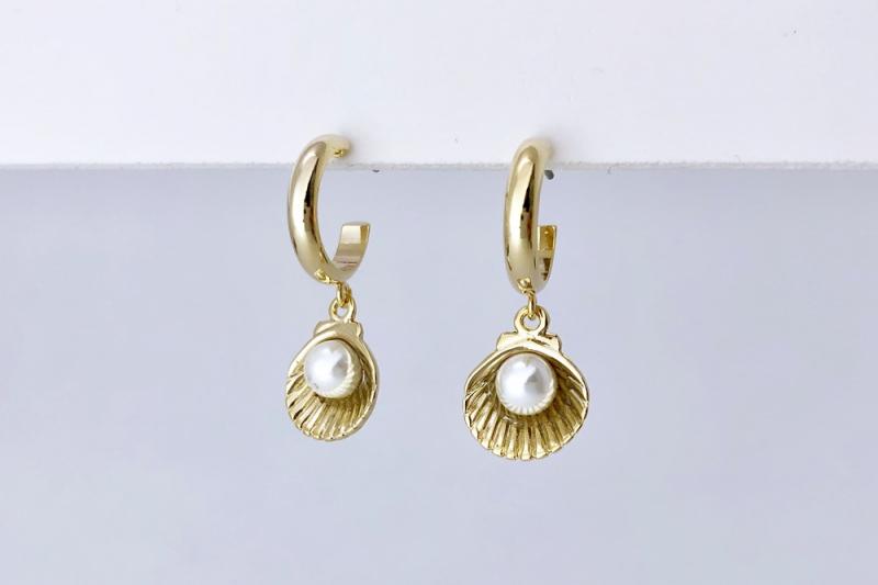 [Ozel] Feminine Glossy Acrylic Brass Pearl Zinc Alloy Earrings