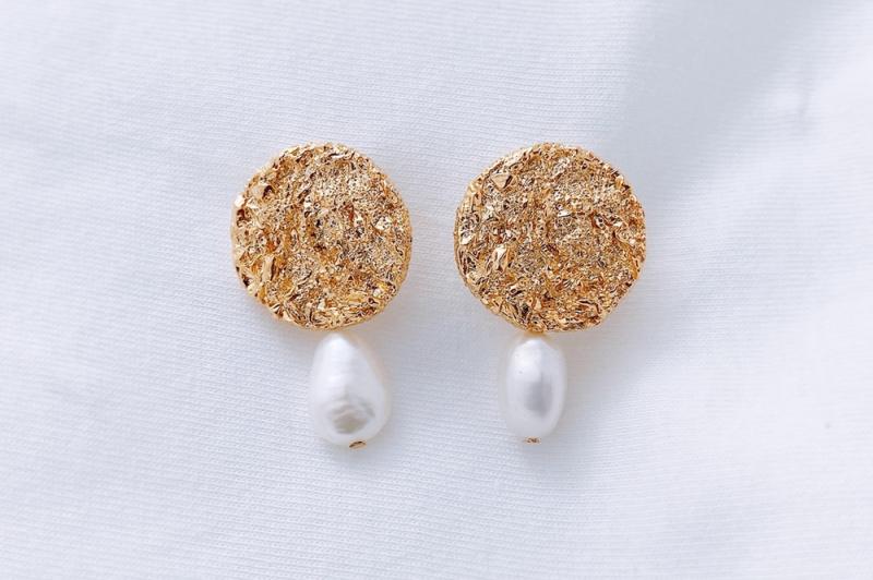 [Ozel] Luxurious Glossy Freshwater Pearl Zinc Alloy Earrings