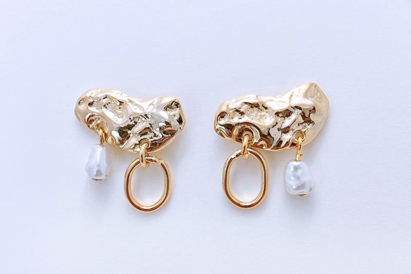 [Ozel] Trendy Glossy Acrylic Brass Pearl Zinc Alloy Earrings