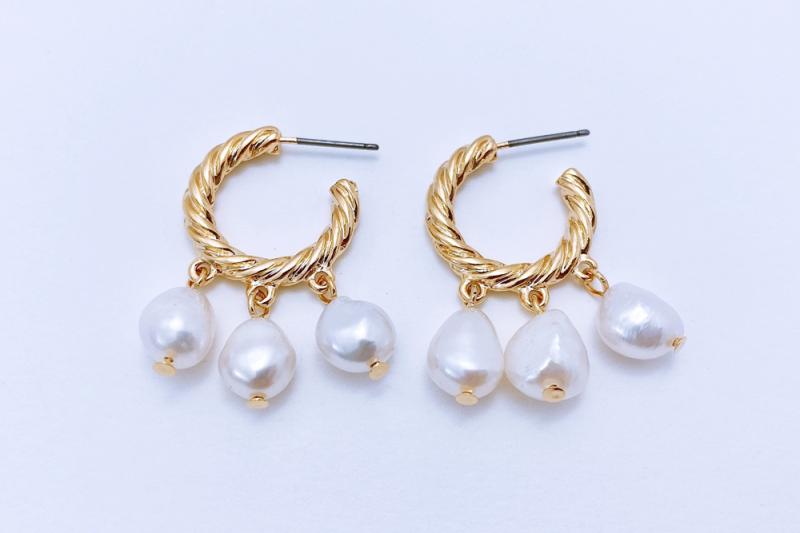 [Ozel] Sophisticated Glossy Freshwater Pearl Brass Earrings