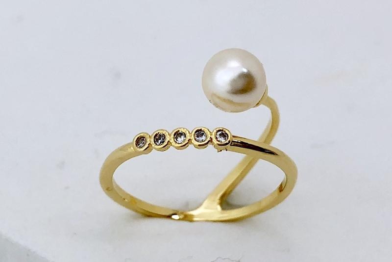 [Ozel] Feminine Glossy Brass Pearl Cubic Ring