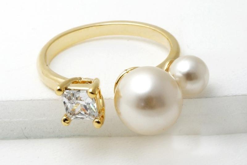 [Ozel] Simple Minimal Glossy Acrylic Brass Pearl Cubic Ring