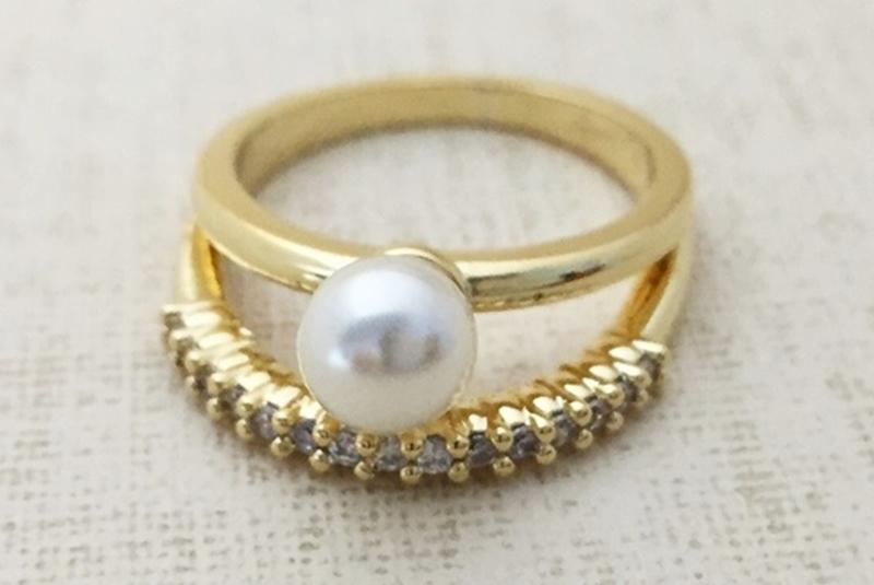 [Ozel] Sophisticated Glossy Acrylic Brass Pearl Cubic Ring