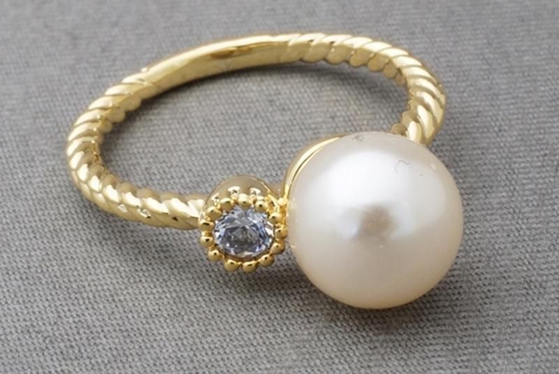 [Ozel] Sophisticated Glossy Acrylic Brass Pearl Cubic Ring