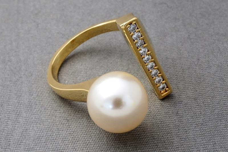 [Ozel] Unique Mood Glossy Acrylic Brass Pearl Cubic Ring