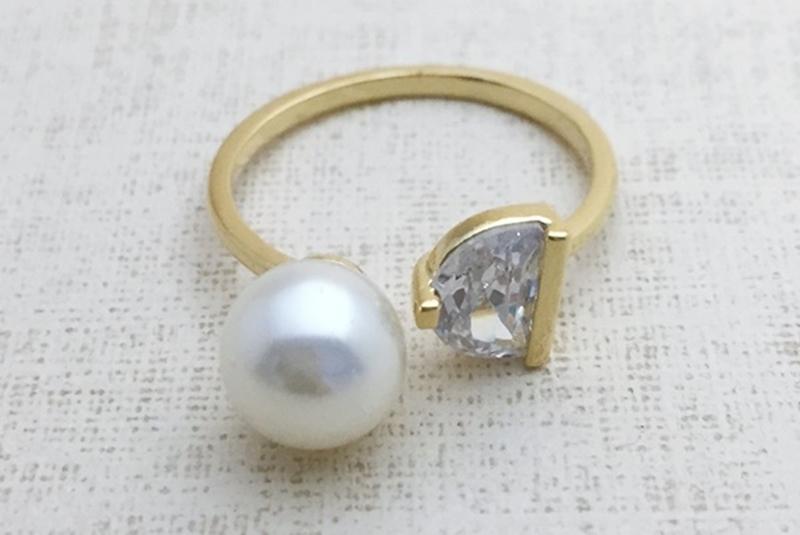 [Ozel] Simple Minimal Glossy Acrylic Brass Pearl Cubic Ring