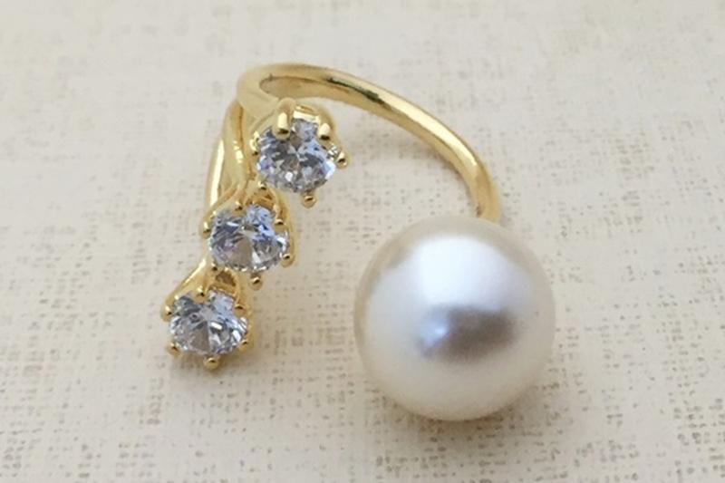 [Ozel] Delicate Fit Glossy Acrylic Brass Pearl Cubic Ring