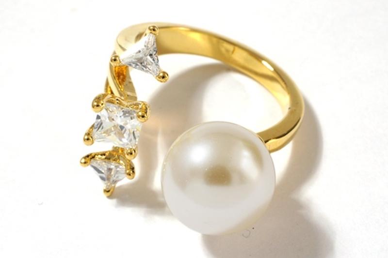 [Ozel] Point Look Glossy Acrylic Brass Pearl Cubic Ring