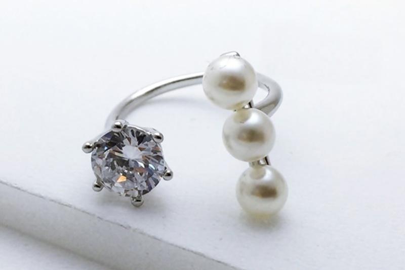 [Ozel] Casual Mood Glossy Acrylic Brass Pearl Cubic Ring