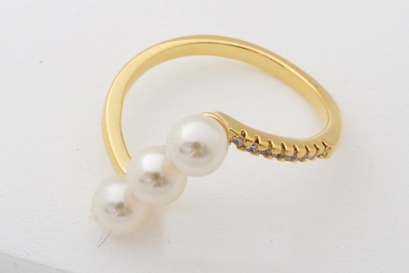 [Ozel] Feminine Glossy Acrylic Brass Pearl Cubic Ring
