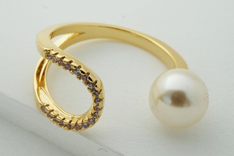 [Ozel] Modern Classic Glossy Acrylic Brass Pearl Cubic Ring