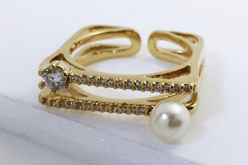[Ozel] Delicate Fit Glossy Acrylic Brass Pearl Cubic Ring
