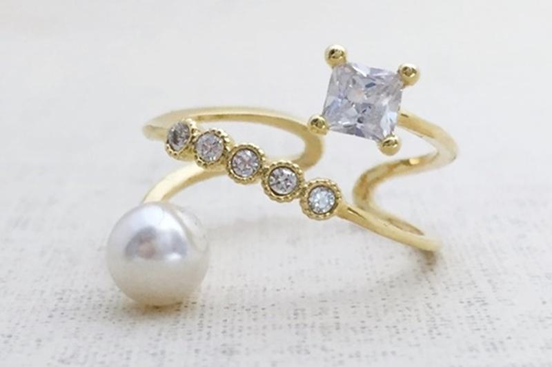 [Ozel] Simple Minimal Glossy Acrylic Brass Pearl Cubic Ring