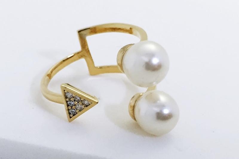 [Ozel] Luxurious Glossy Acrylic Brass Pearl Cubic Ring