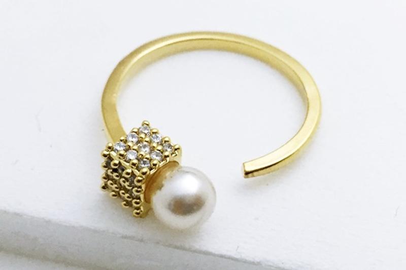 [Ozel] Wedding Guest Look Glossy Acrylic Brass Pearl Cubic Ring