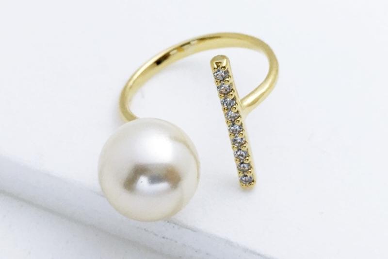 [Ozel] Luxurious Glossy Acrylic Brass Pearl Cubic Ring