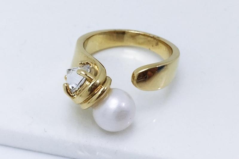 [Ozel] Elegant Glossy Acrylic Brass Pearl Cubic Ring