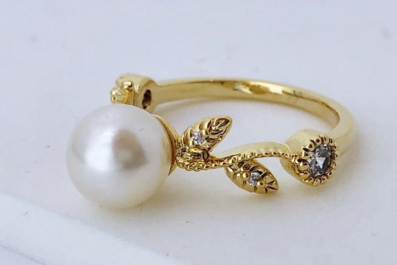 [Ozel] Subtle Charm Glossy Acrylic Brass Pearl Cubic Ring