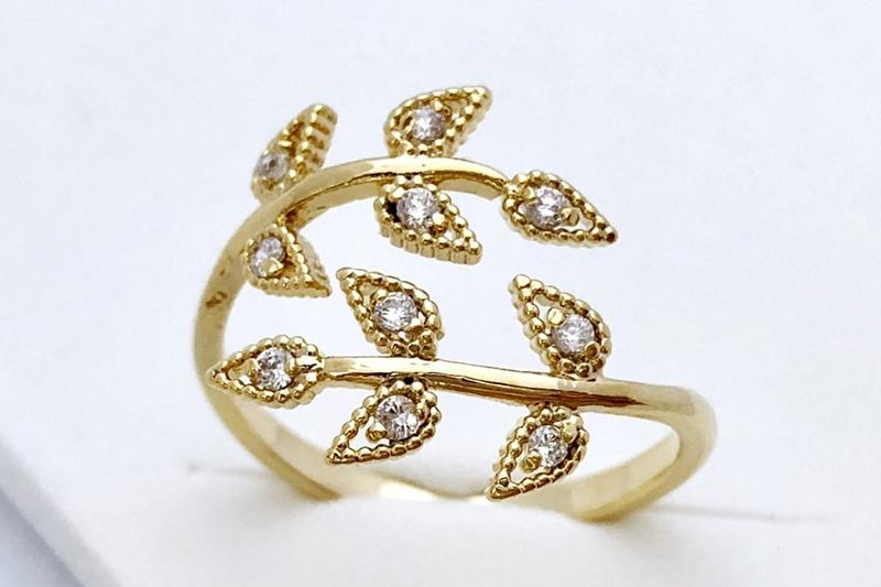 [Ozel] Sophisticated glossy brass cubic zirconia ring