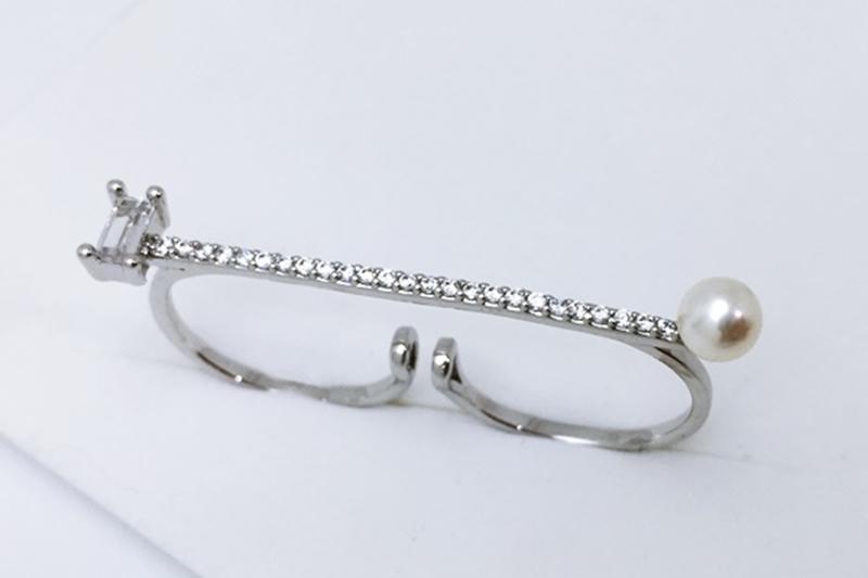 [Ozel] Simple Minimal Glossy Acrylic Brass Pearl Cubic Ring