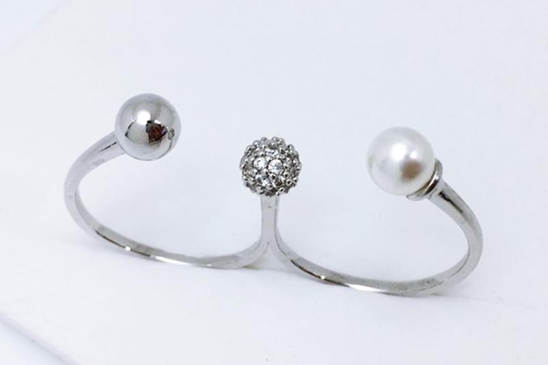 [Ozel] Unique Mood Glossy Acrylic Brass Pearl Cubic Ring