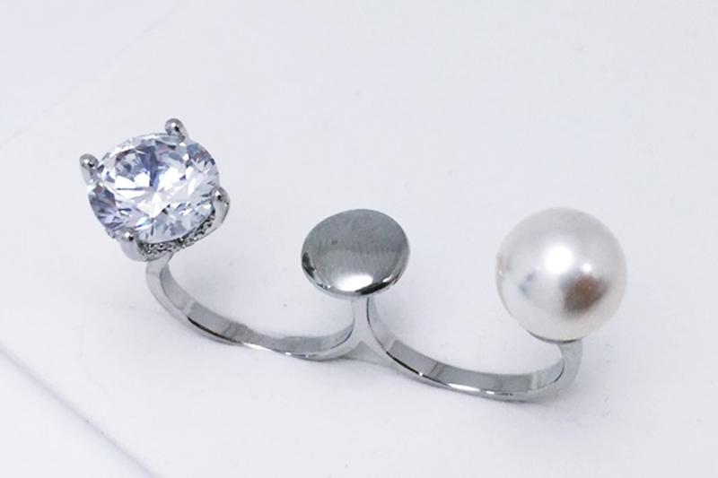 [Ozel] Statement Look Glossy Acrylic Brass Pearl Cubic Ring