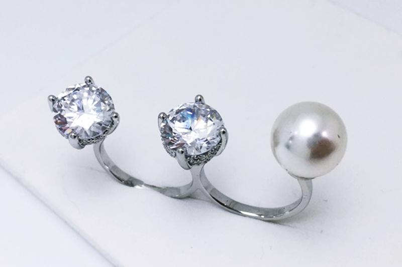 [Ozel] Subtle Charm Glossy Acrylic Brass Pearl Cubic Ring