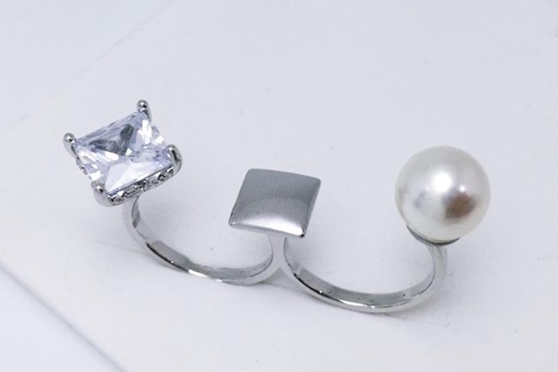 [Ozel] Sophisticated Glossy Acrylic Brass Pearl Cubic Ring