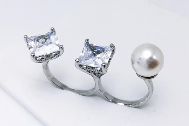 [Ozel] Chic Statement Glossy Acrylic Brass Pearl Cubic Ring