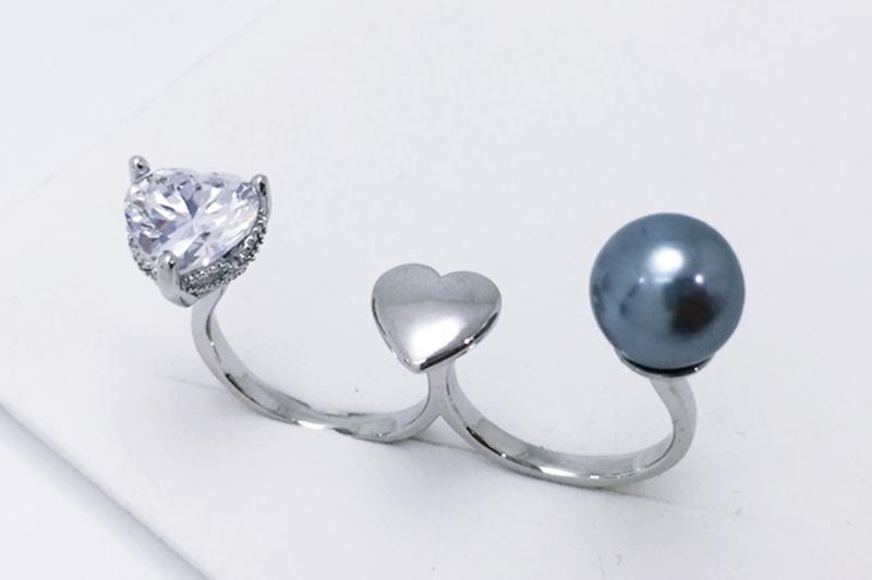 [Ozel] Point Look Glossy Acrylic Brass Pearl Cubic Ring