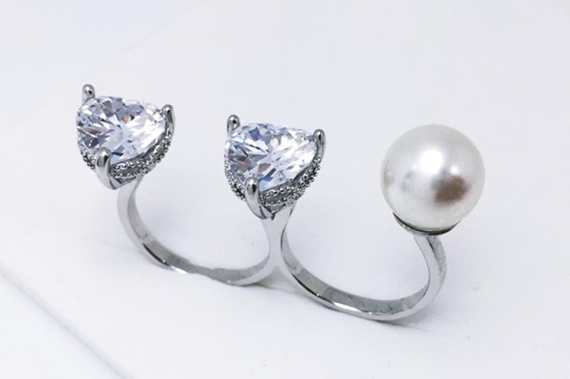 [Ozel] Unique Mood Glossy Acrylic Brass Pearl Cubic Ring