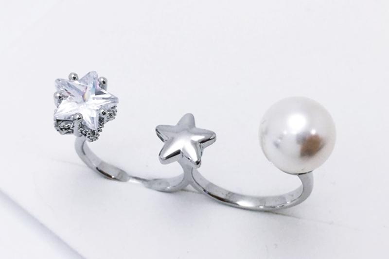 [Ozel] Trendy Glossy Acrylic Brass Pearl Cubic Ring