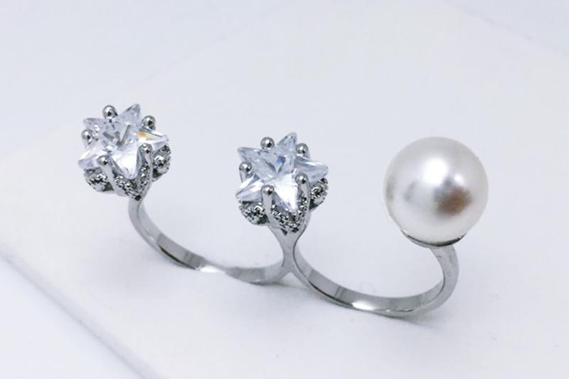 [Ozel] Subtle Charm Glossy Acrylic Brass Pearl Cubic Ring