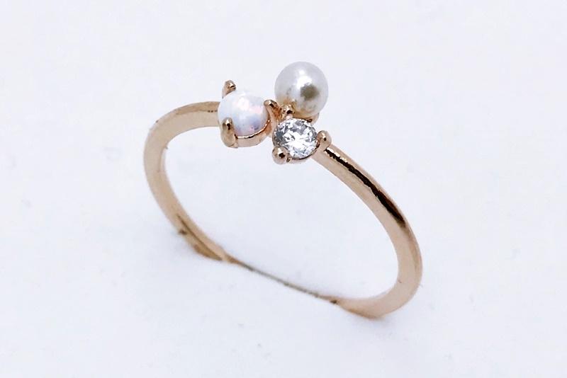 [Ozel] Sophisticated Glossy Acrylic Brass Pearl Cubic Ring